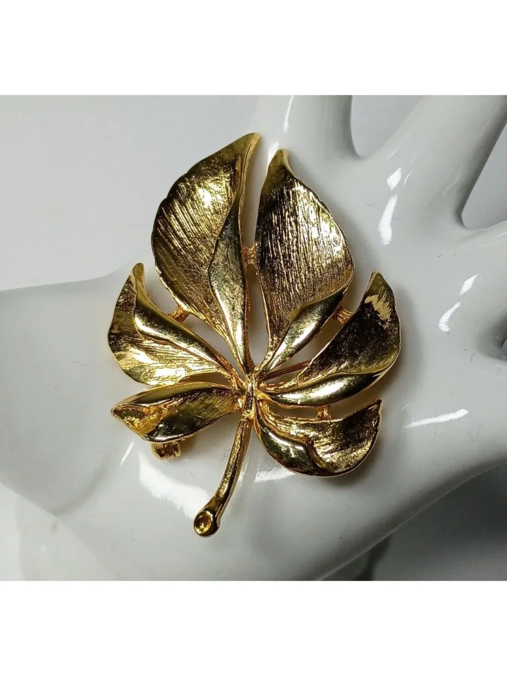 Vintage Brushed Gold Tone Leaf Brooch Pin Botanical Tropical Fall